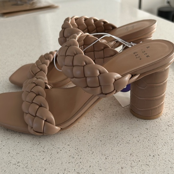 Ladies 3” heeled braided Sandal - Picture 5 of 10